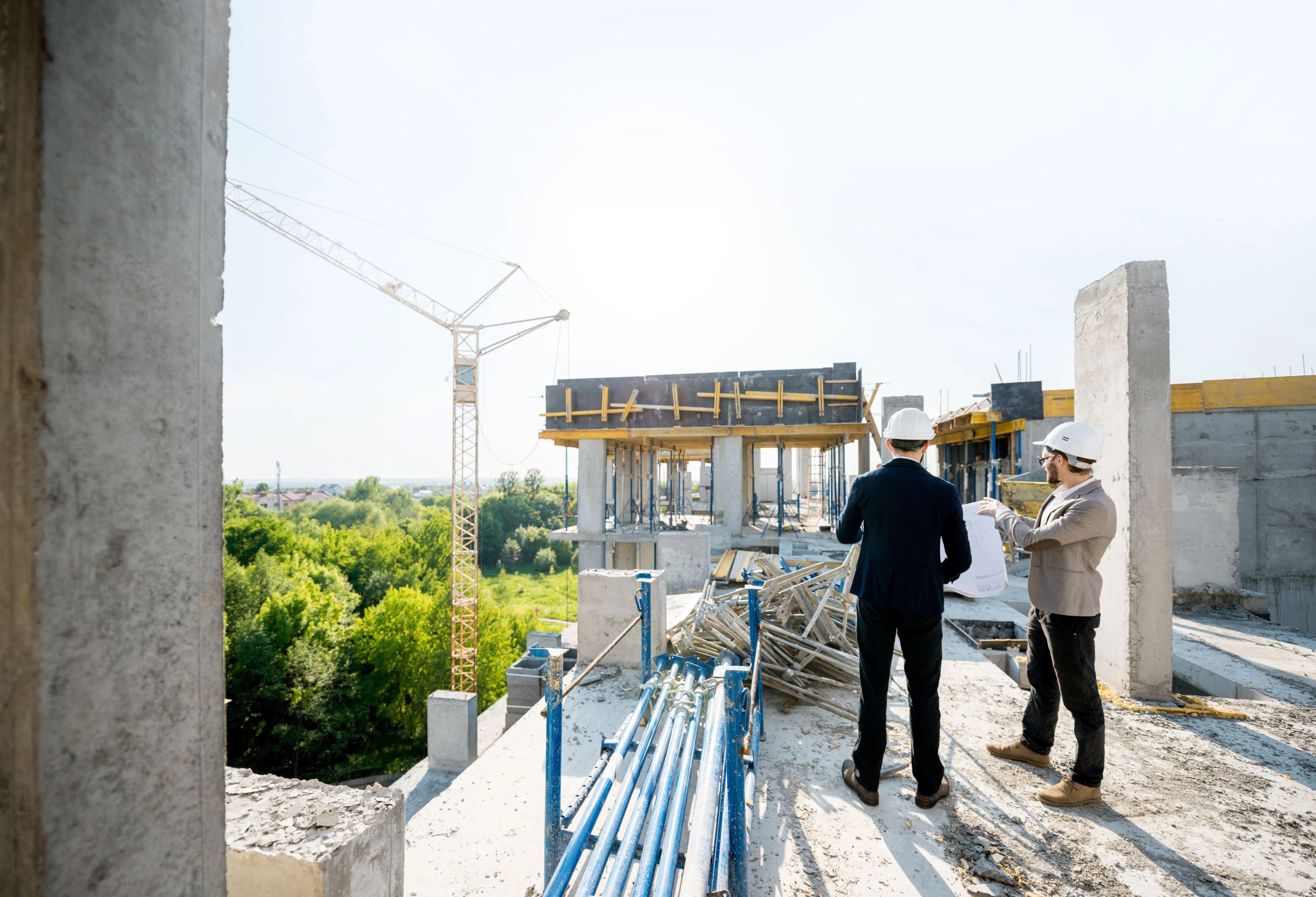 Equipo de ingenieros y constructores de Artbacar en una obra